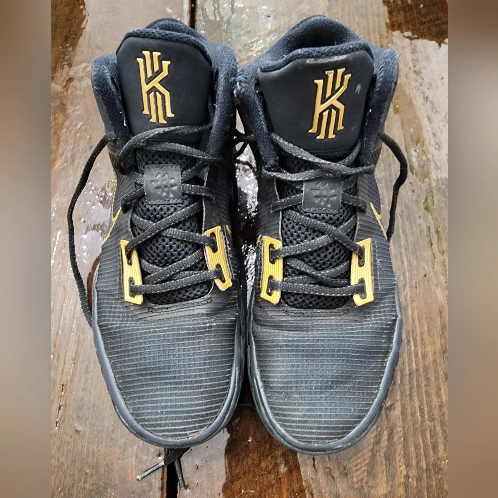 👟 Nike Kyrie Flytrap 4 Black Metallic Gold size 8.5